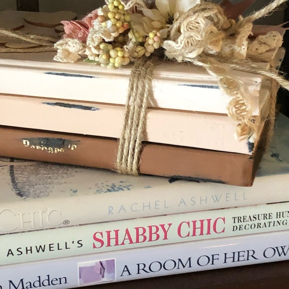 SALE🌸Adorable Book Stack🌸 - Picture 4 of 8